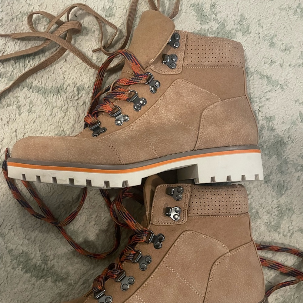 Tie up, lace up brown/tan boots